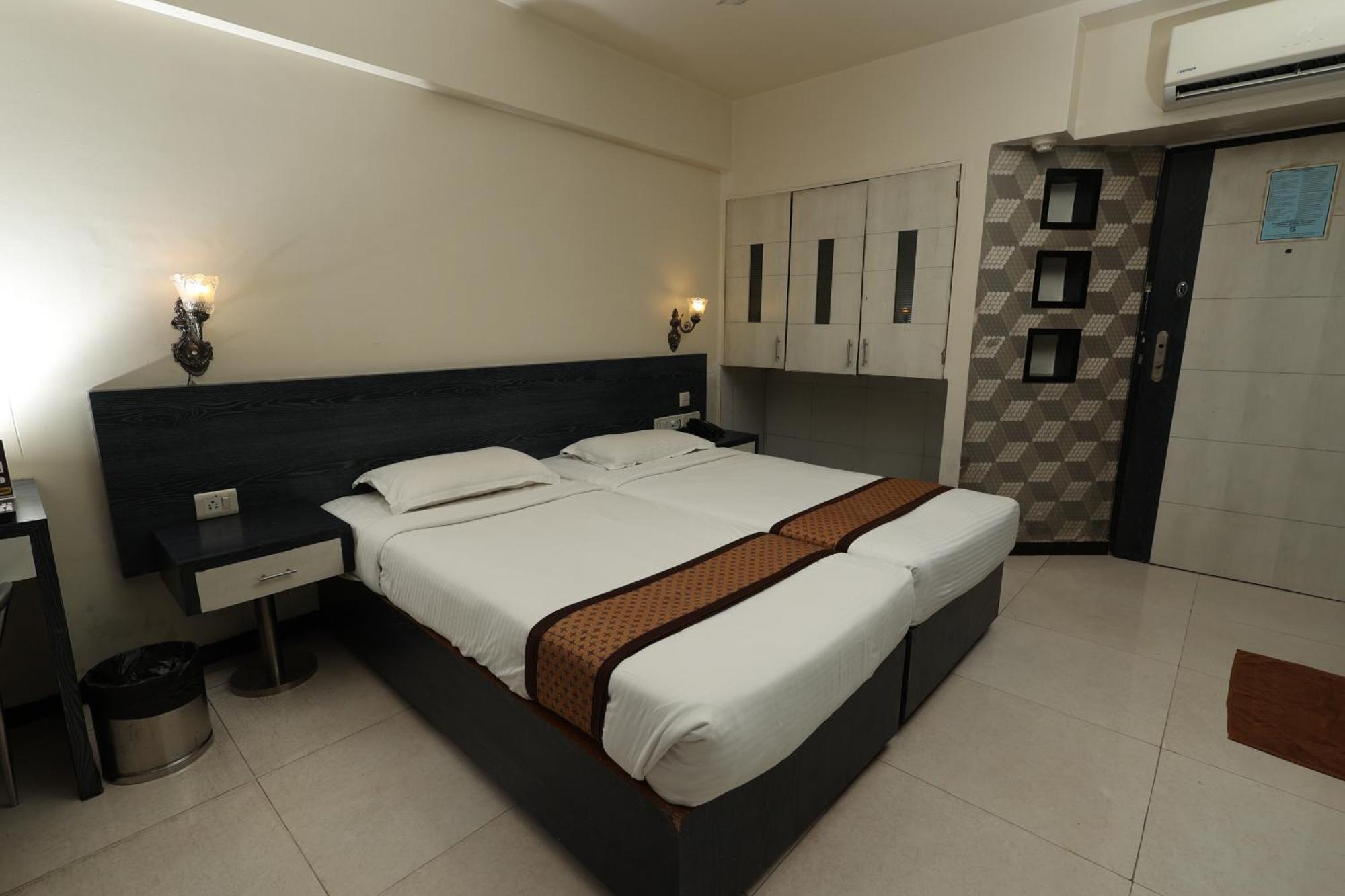 Quaint Suites Hotel & Banquet 뭄바이 외부 사진