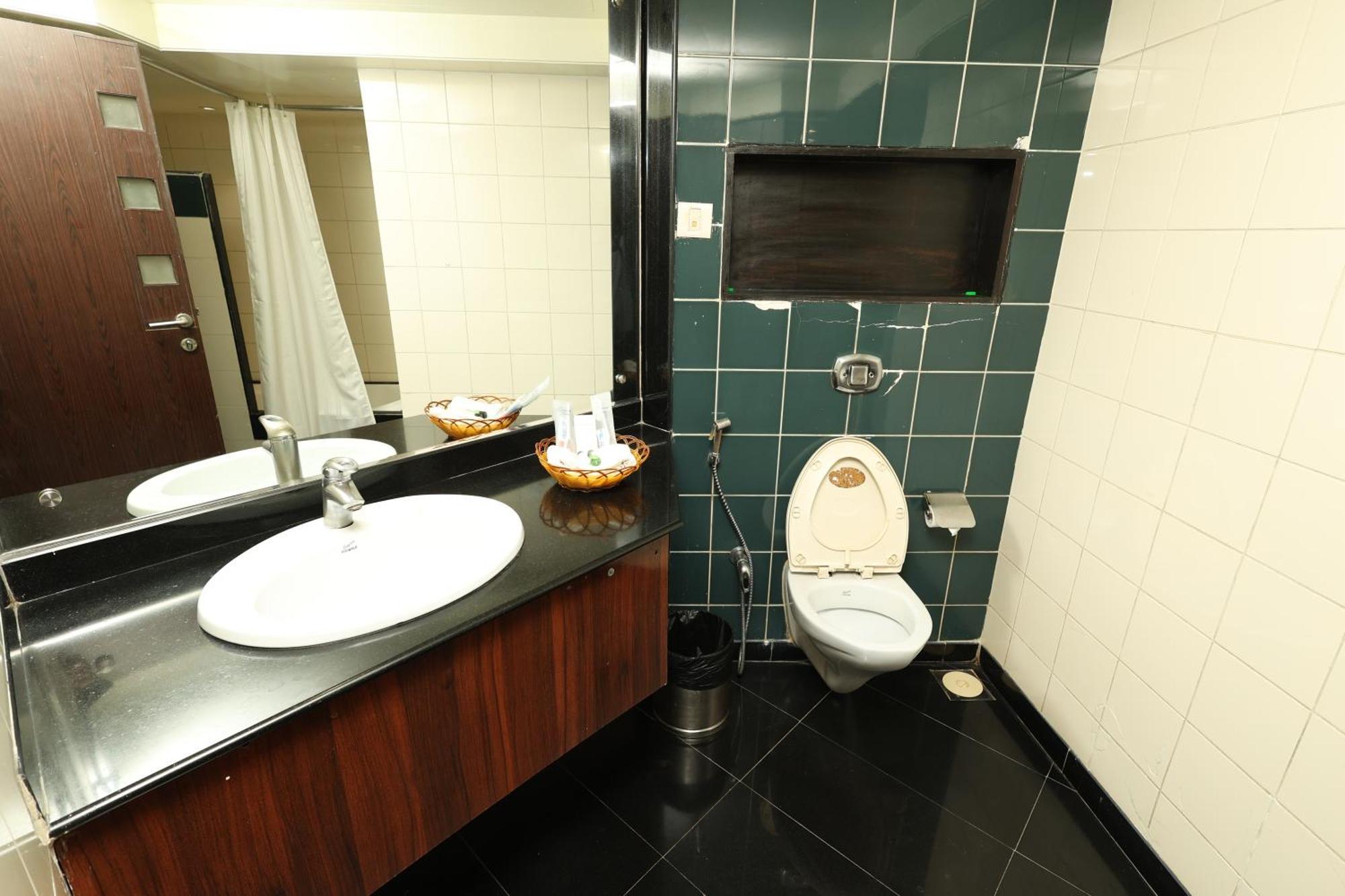 Quaint Suites Hotel & Banquet 뭄바이 외부 사진