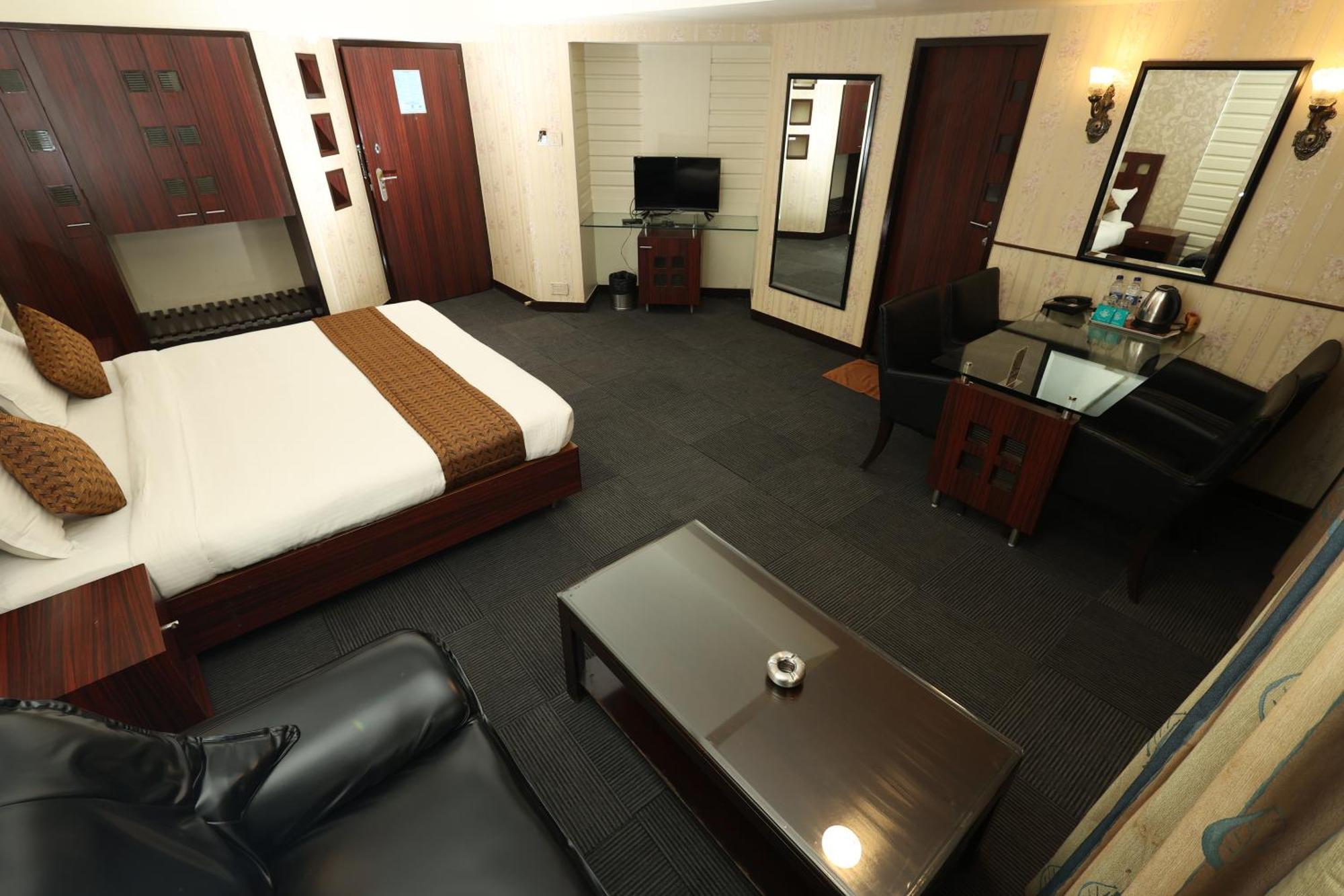 Quaint Suites Hotel & Banquet 뭄바이 외부 사진
