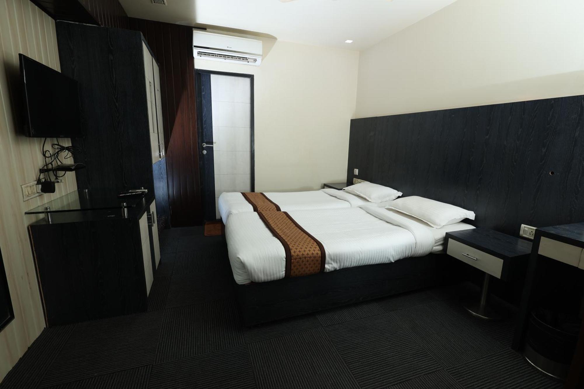 Quaint Suites Hotel & Banquet 뭄바이 외부 사진